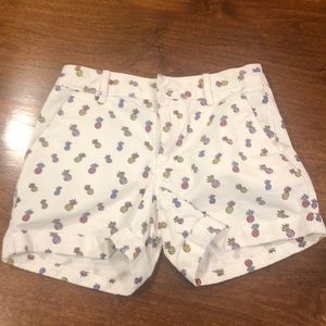 Girls Gap shorts. Off white w/ pineapples size 10